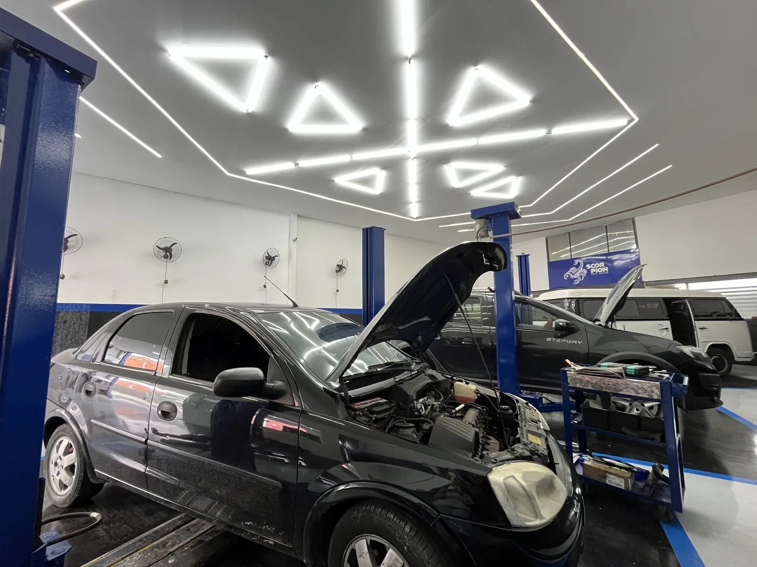 Veículo em manutenção dentro da Scorpion Auto Center